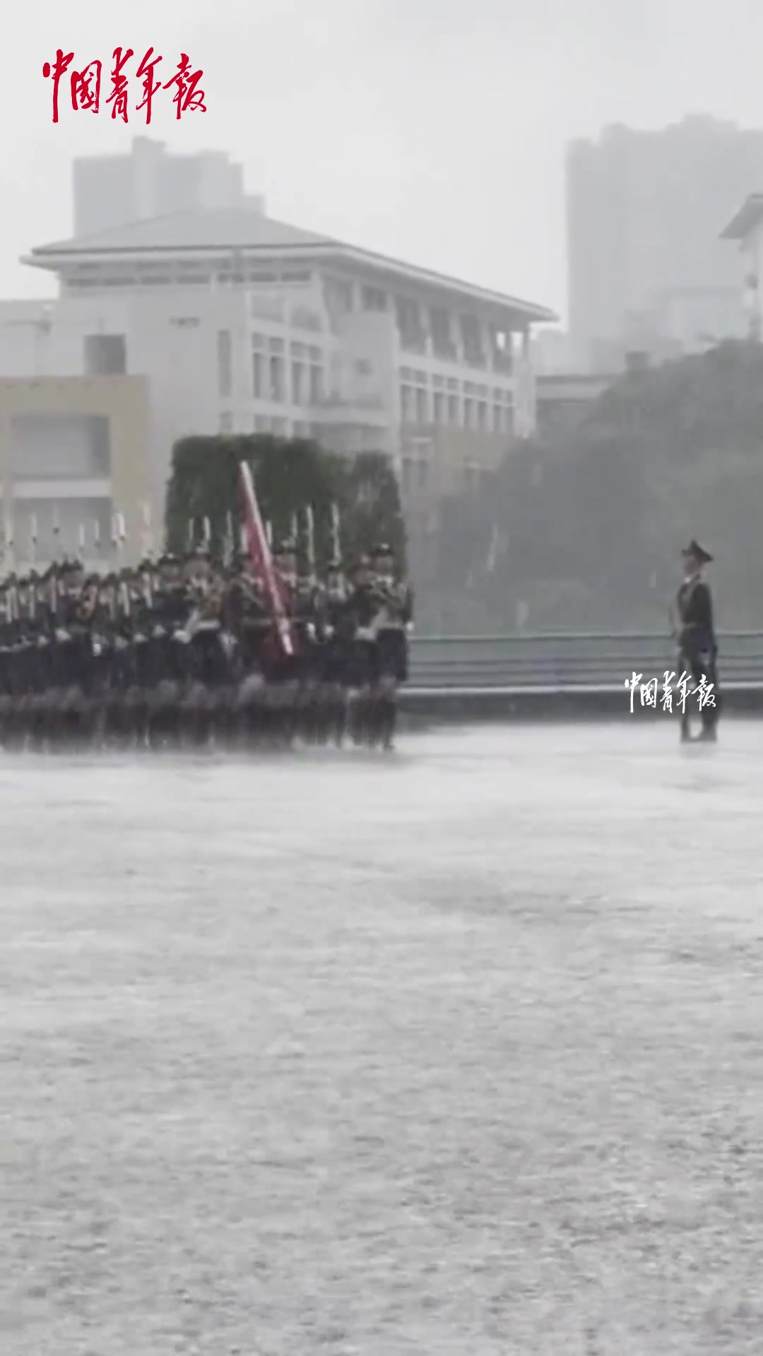 高校国旗护卫队冒暴雨举行青年节升旗仪式，身姿挺拔