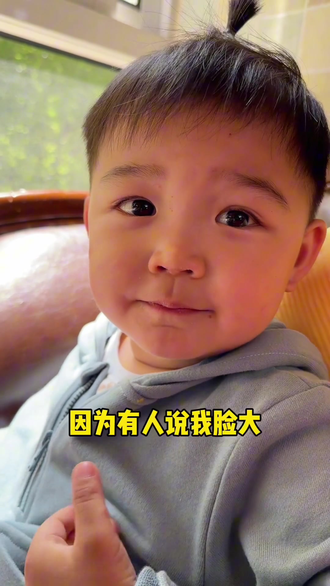 他说妈妈是一个宽容大度 满面星光