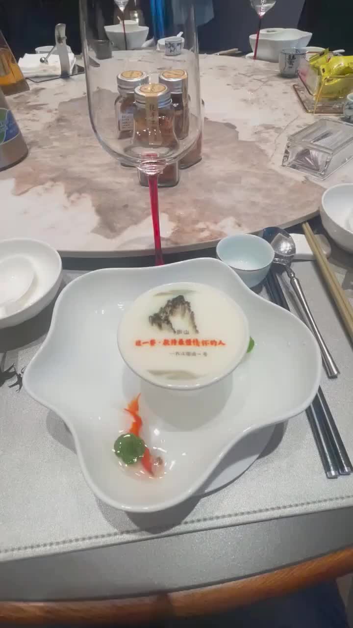 餐厅为吸引顾客，在餐盘里上金鱼活物？！