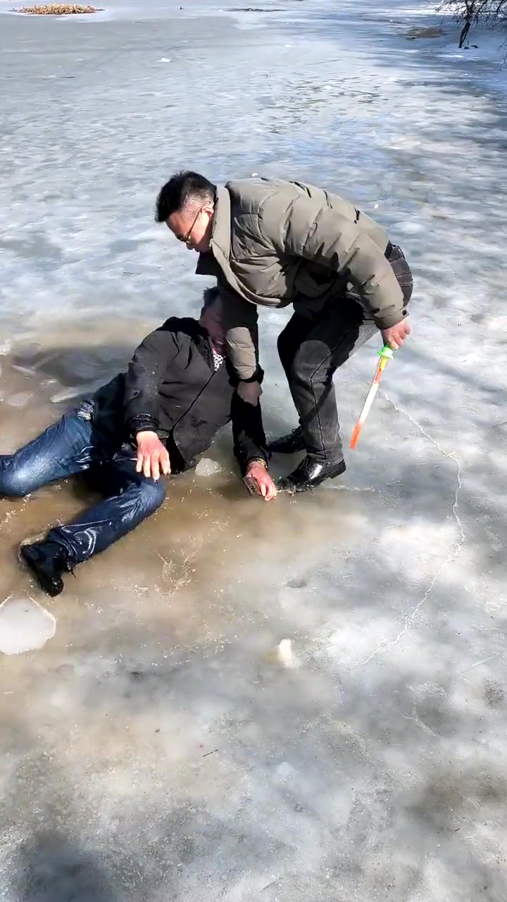 怎么旁边还有人在笑？