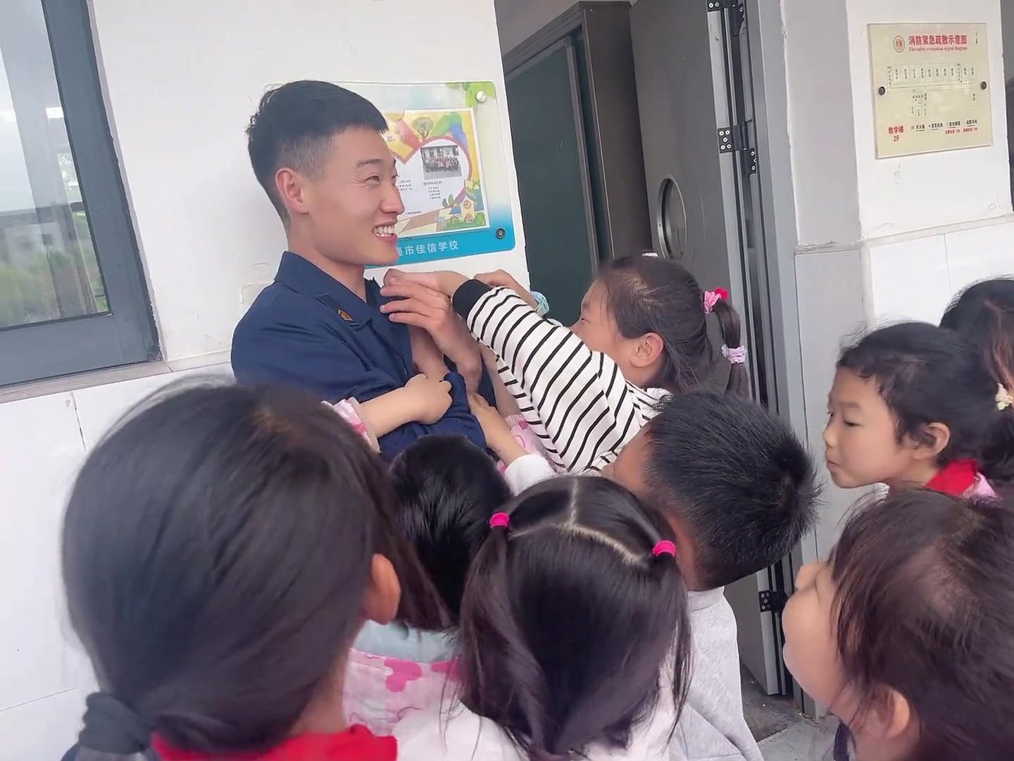 这小伙子有点害羞啊