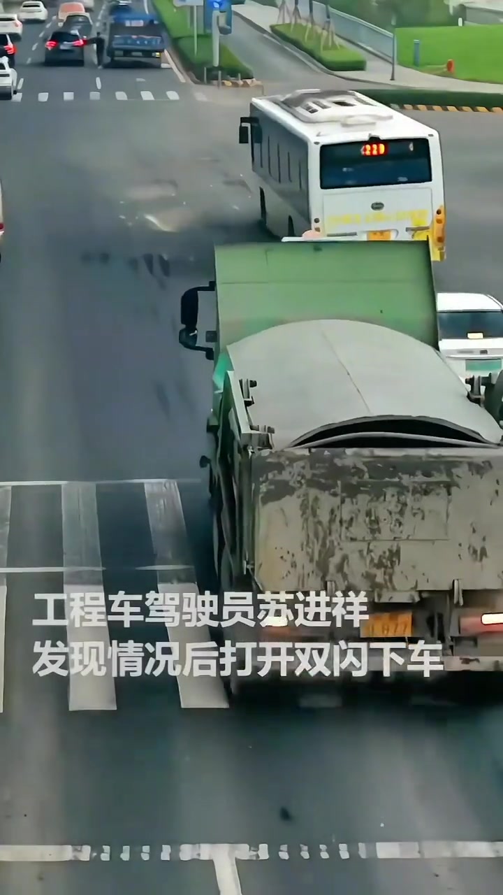 路面下陷破损影响车辆安全行驶，热心司机及时出手