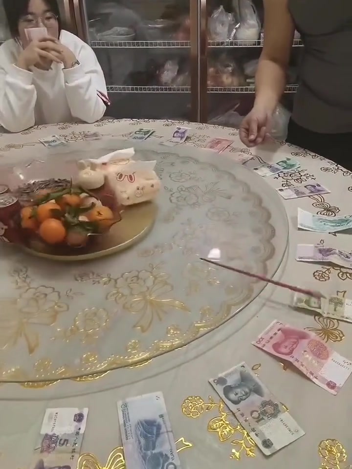 别看它只是普通的一毛，它可十分值钱的因为一毛＝十分