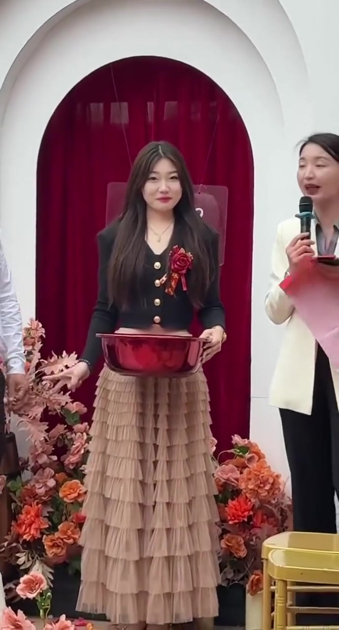 边上的新郎脸怎么黑成这样
