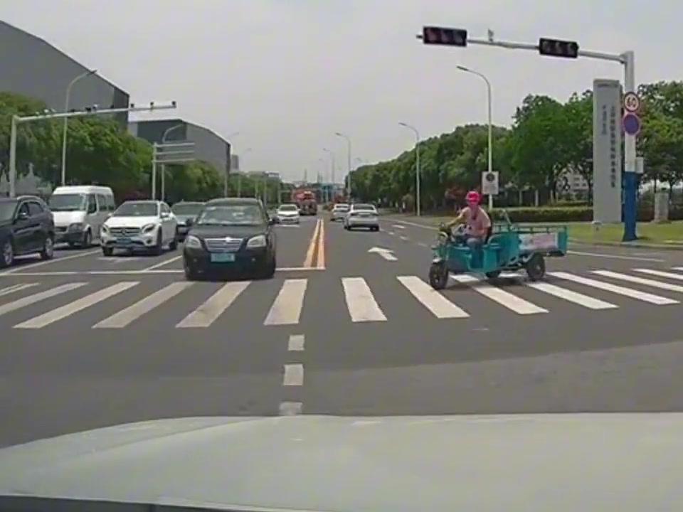 敢这么在马路上骑车，八字要多硬啊