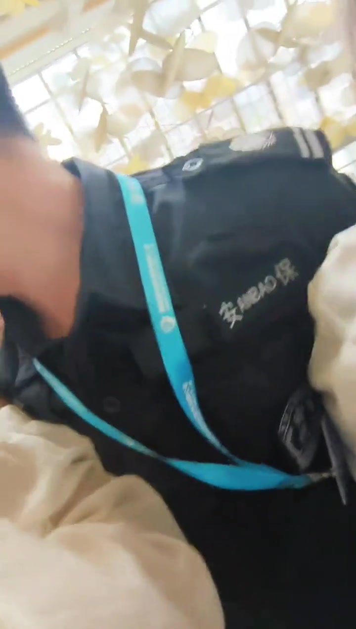 追星现场，安保小哥的表情亮了