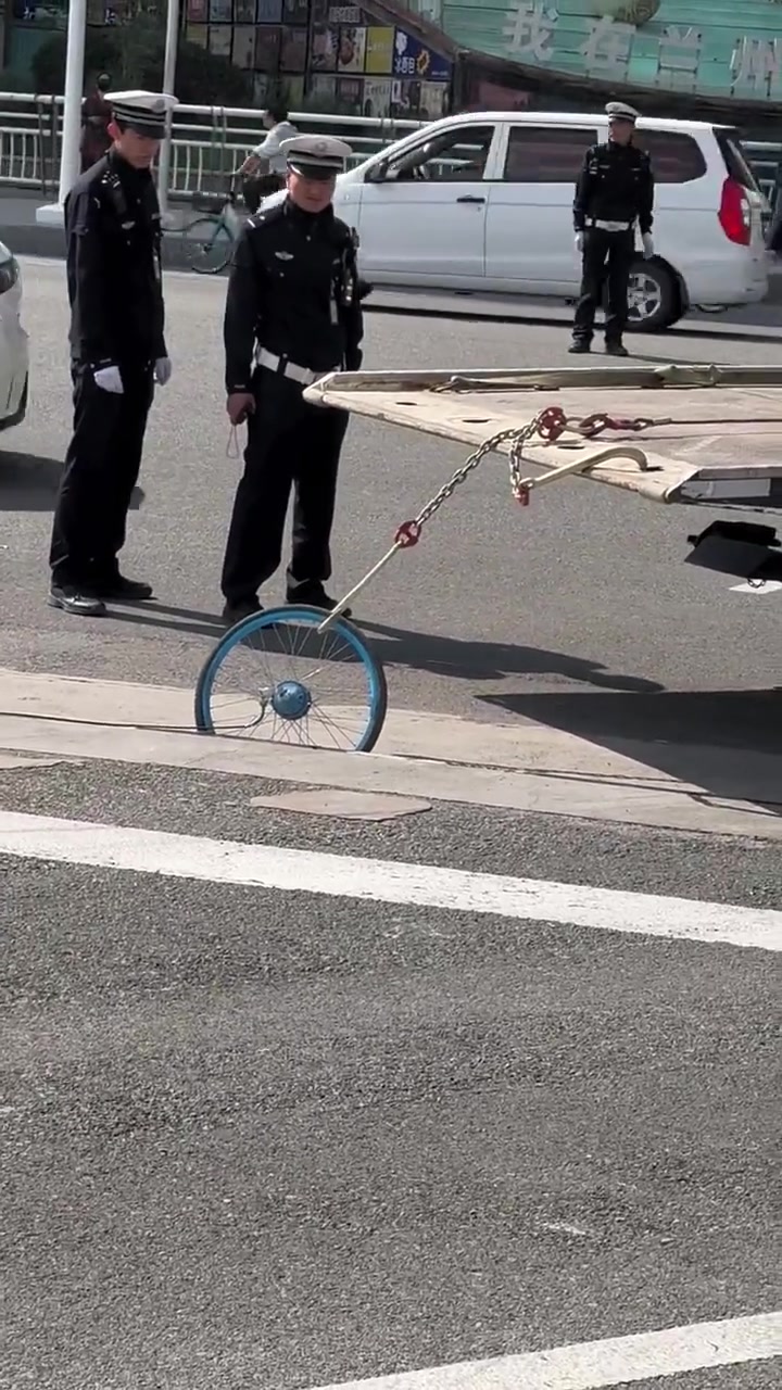 这得卡的多紧，需要车拉才能出来？