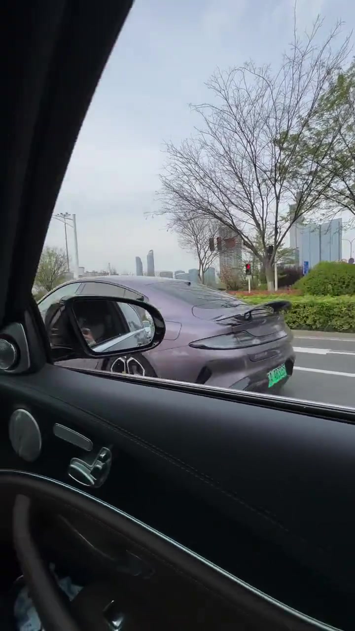 跑这么快是为了体验推背感吗？