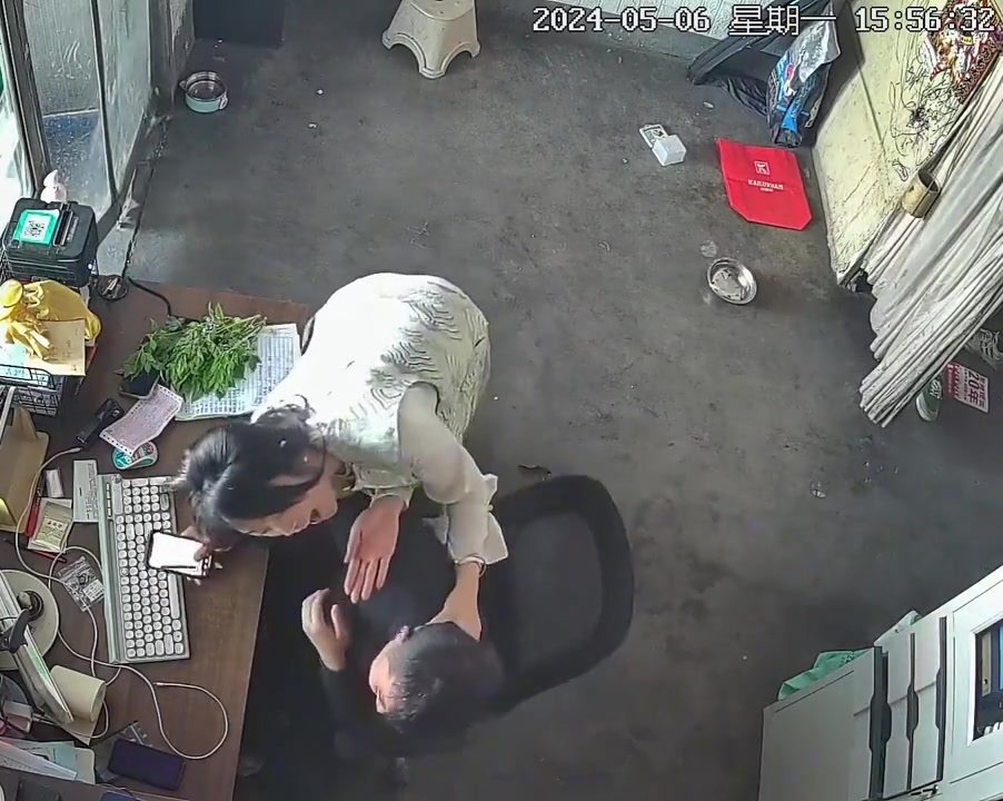 小姐姐酒后状态让对象触不及防啊