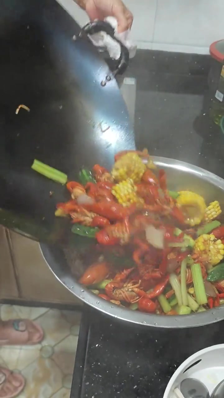 有没有人这么吃过？小龙虾配泡面好吃吗？