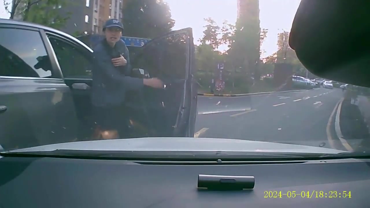 看的出来小姐姐确实被吓到了