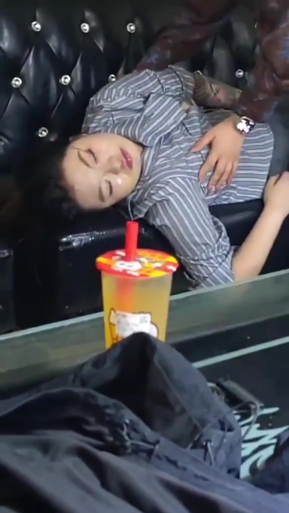 这是喝了多少啊，真怕她被呛着