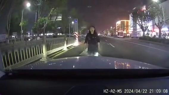 小姐姐这是啥操作？突然冲出来拦车，一屁股坐车前