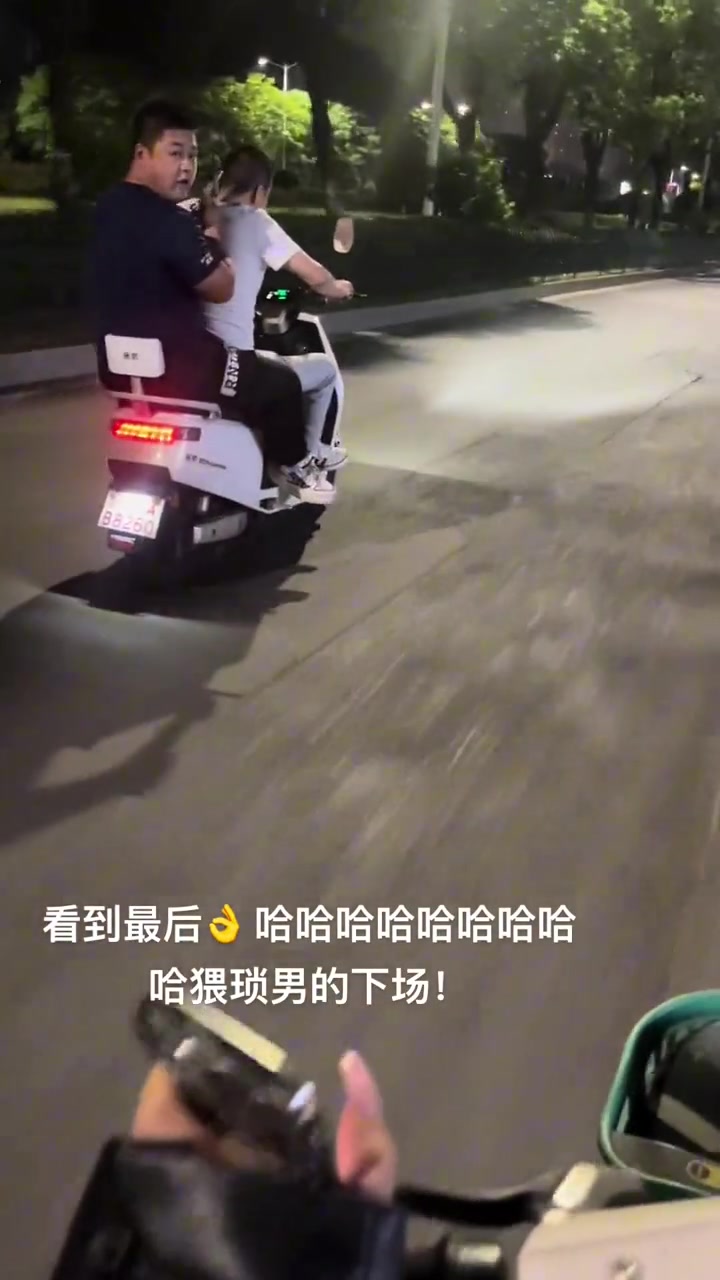 小哥这是说错话了吗？手机都吓得飞出去了