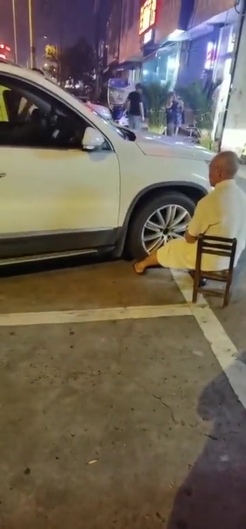 什么恩怨要这样？大爷竟然坐着伸腿拦车？