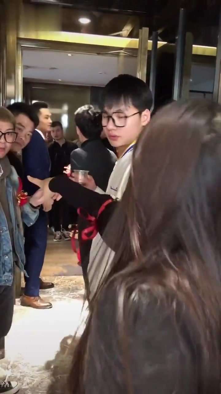 这是迎亲游戏玩过头了吗，气氛略显尴尬