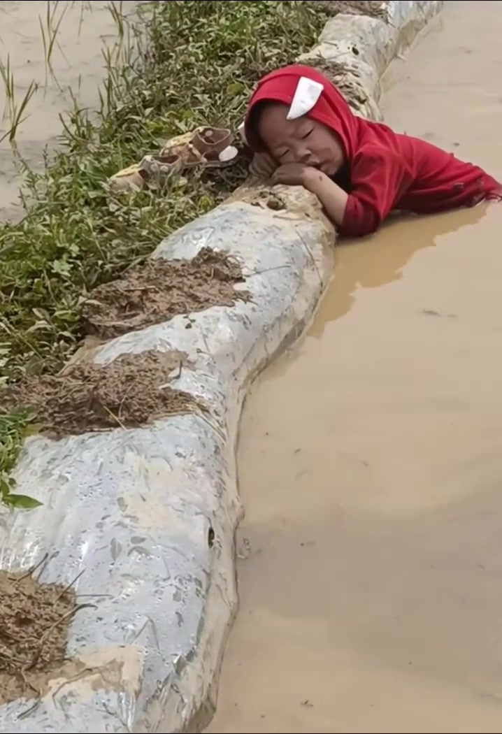 在城市是泡温泉 在农村变泡泥巴水