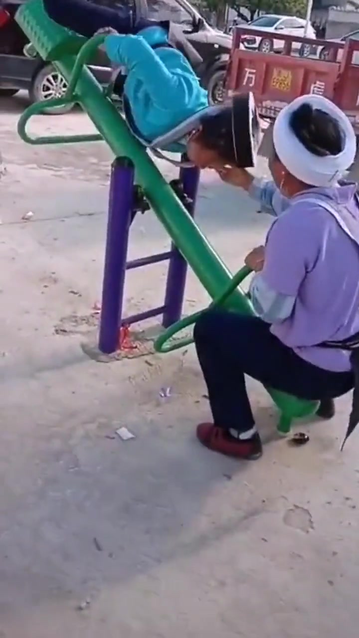 阿姨的牙齿还好吗？隔着屏幕都感到疼