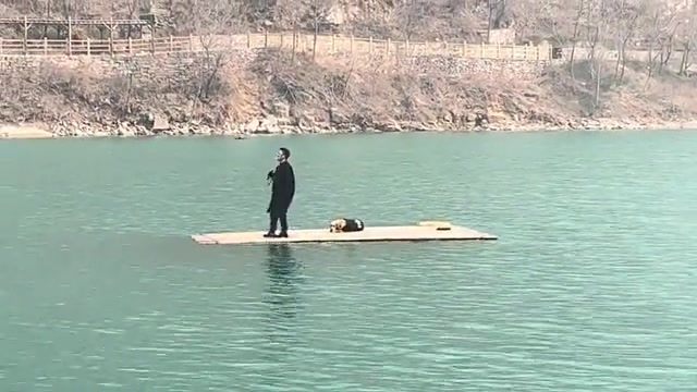 一人一狗一竹筏，大哥狂刷嘉年华
