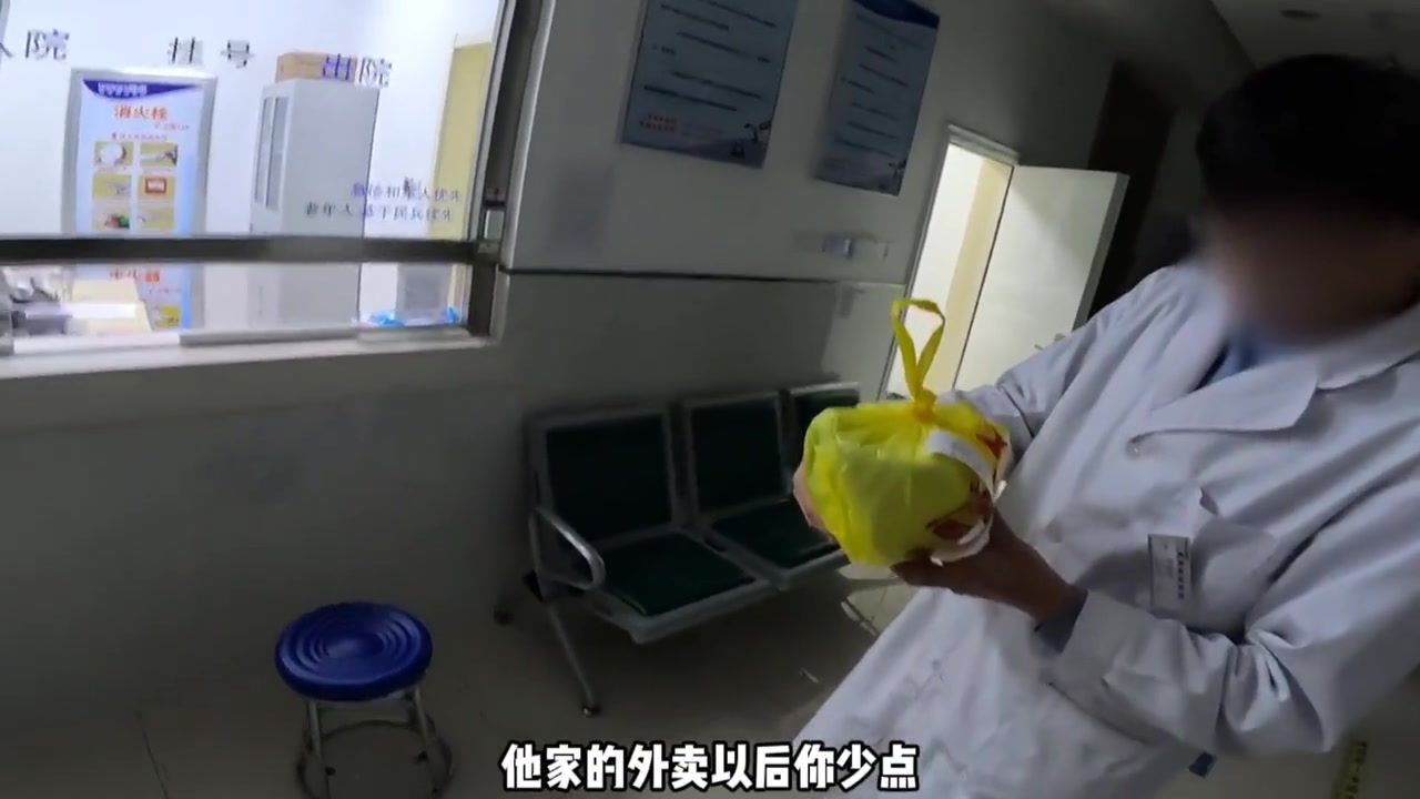 顾客点外卖，骑手送到却让顾客别吃了