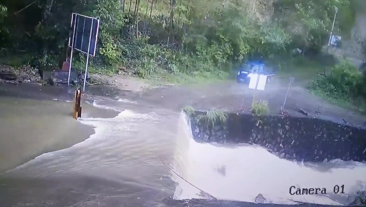 大雨天注意安全，千万不争那几秒