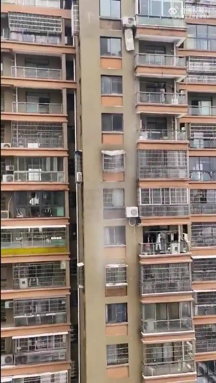 这应该让顶楼违建的赔偿吗？