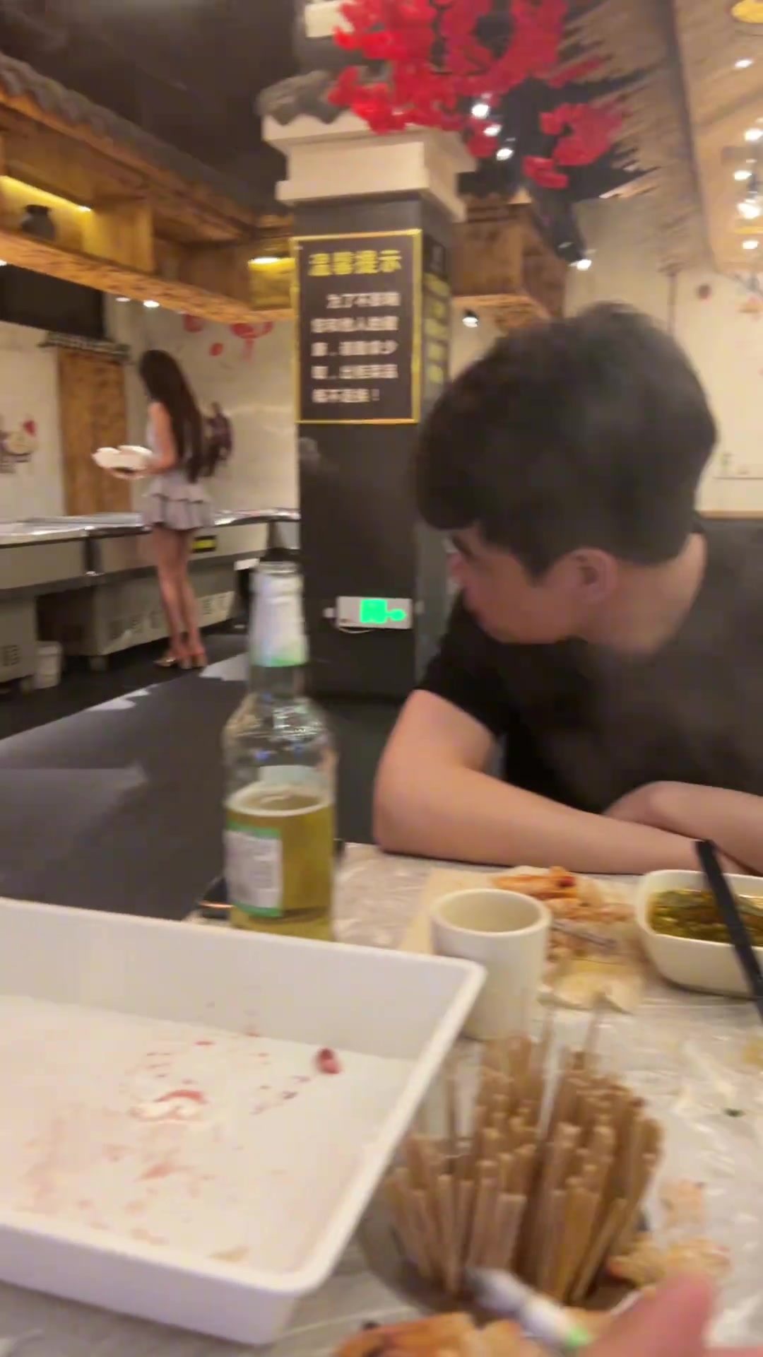 小姐姐再养眼，这俩货这样看也太给我丢脸了