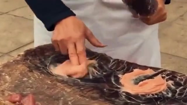 上百元一个的手打牛肉丸就这么点肉，大厨都要做上一天