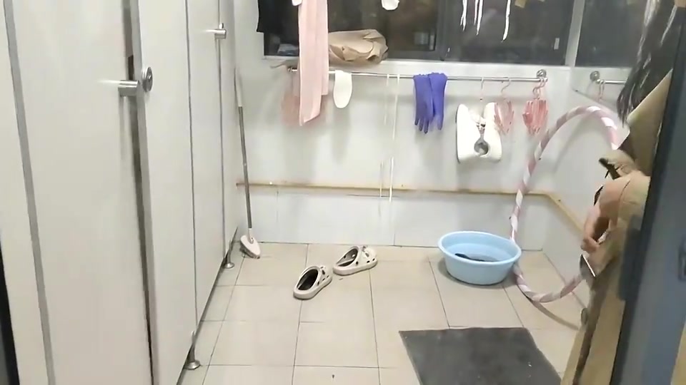 女生扒衣服扮暴露狂吓舍友！给我小心肝吓的啊