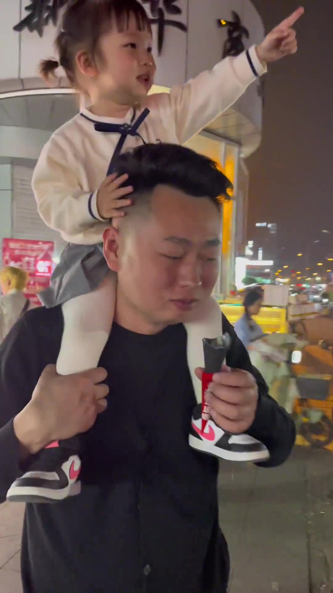 小朋友看到气球是最爱了