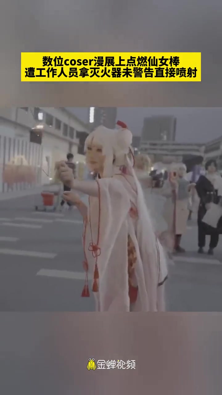 干粉灭火器是不能朝人喷，严重会引发窒息和肺部损伤