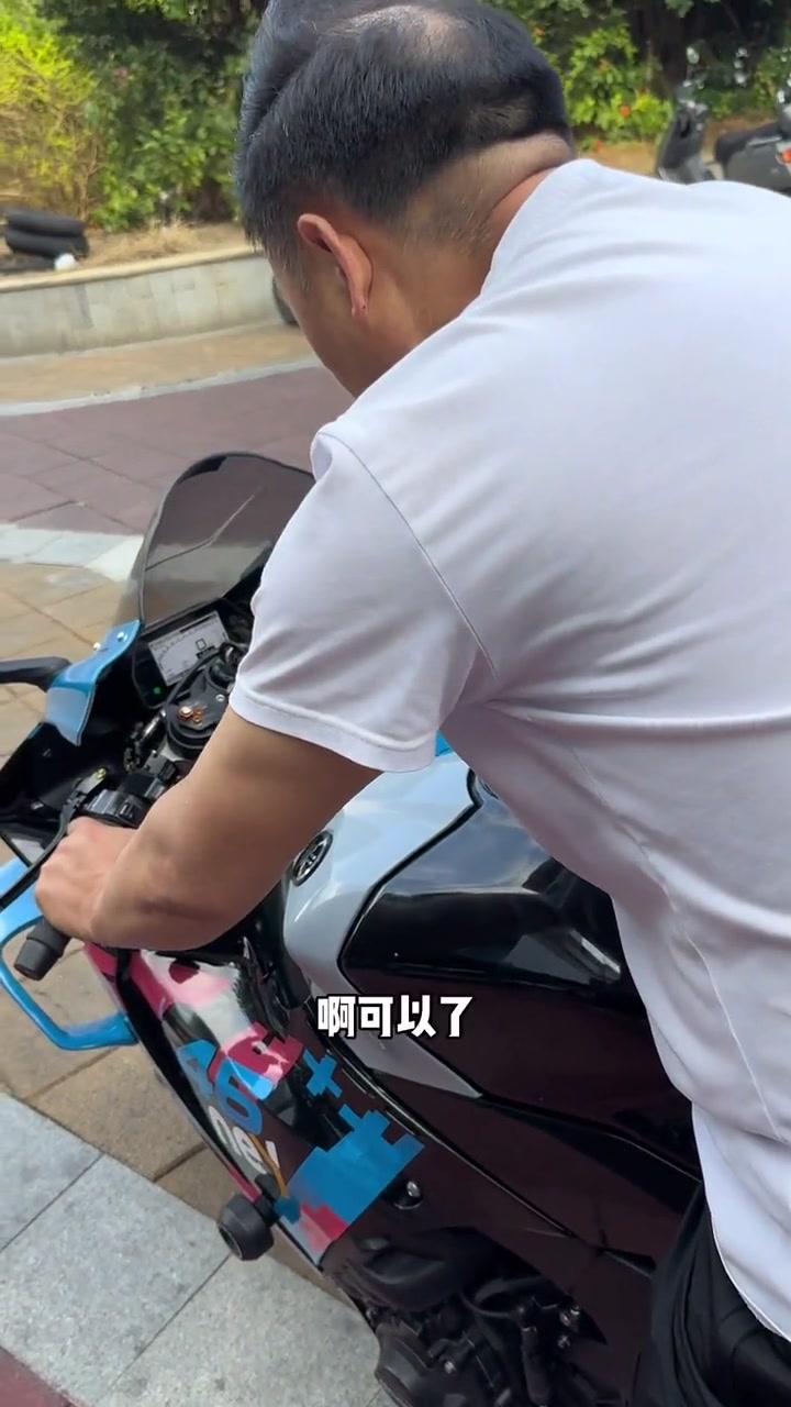 有被吓到！大叔拧油门的时候，心都跟着咯噔了一下
