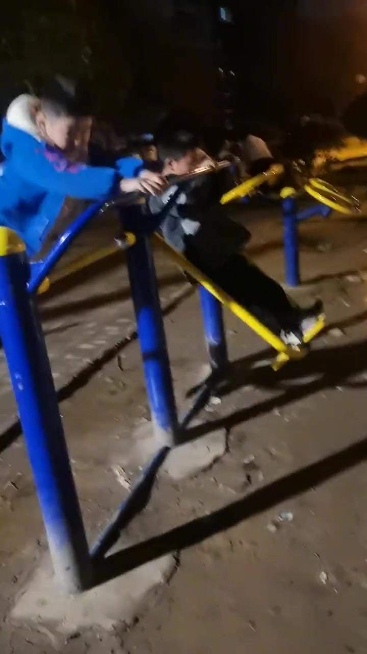 小孩哥这么玩健身器材，是妈妈见了会打程度吧？
