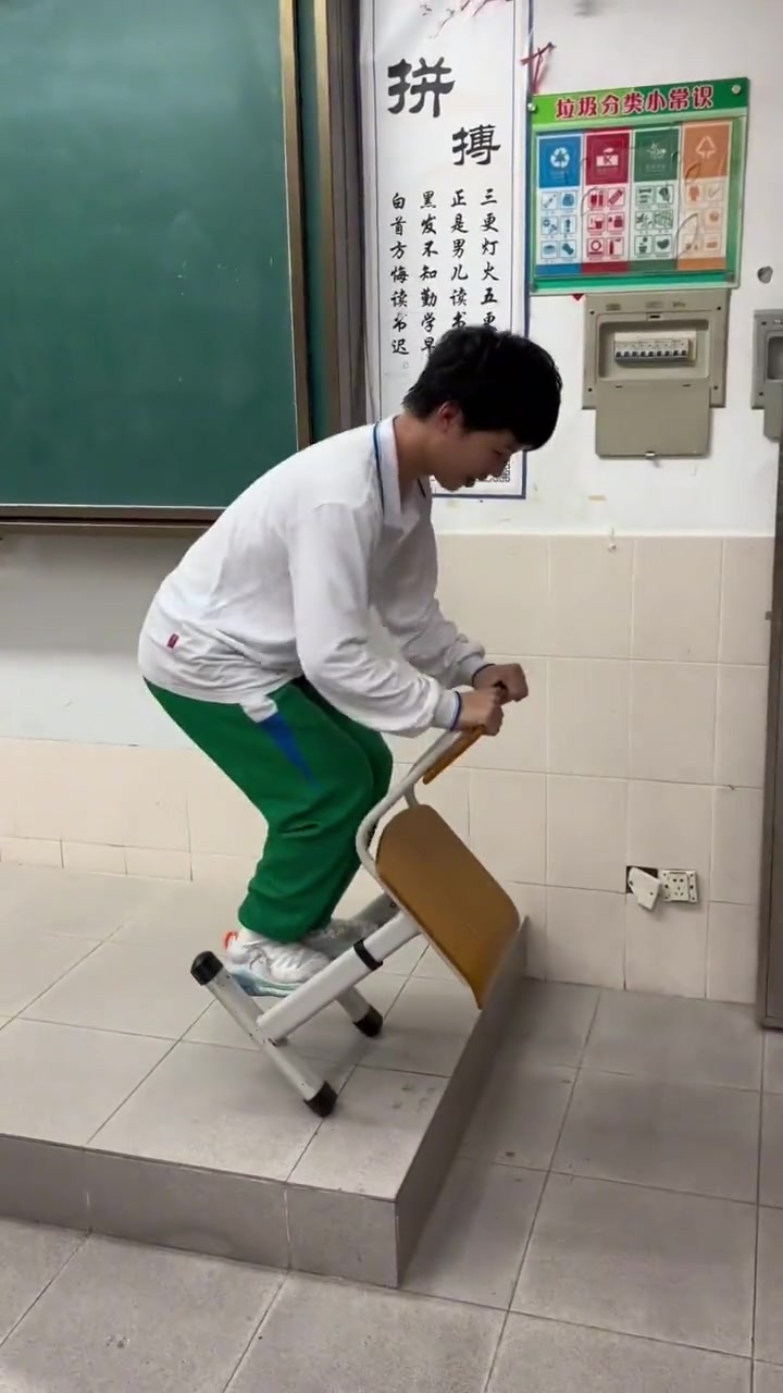 这么玩，的亏椅子结实！