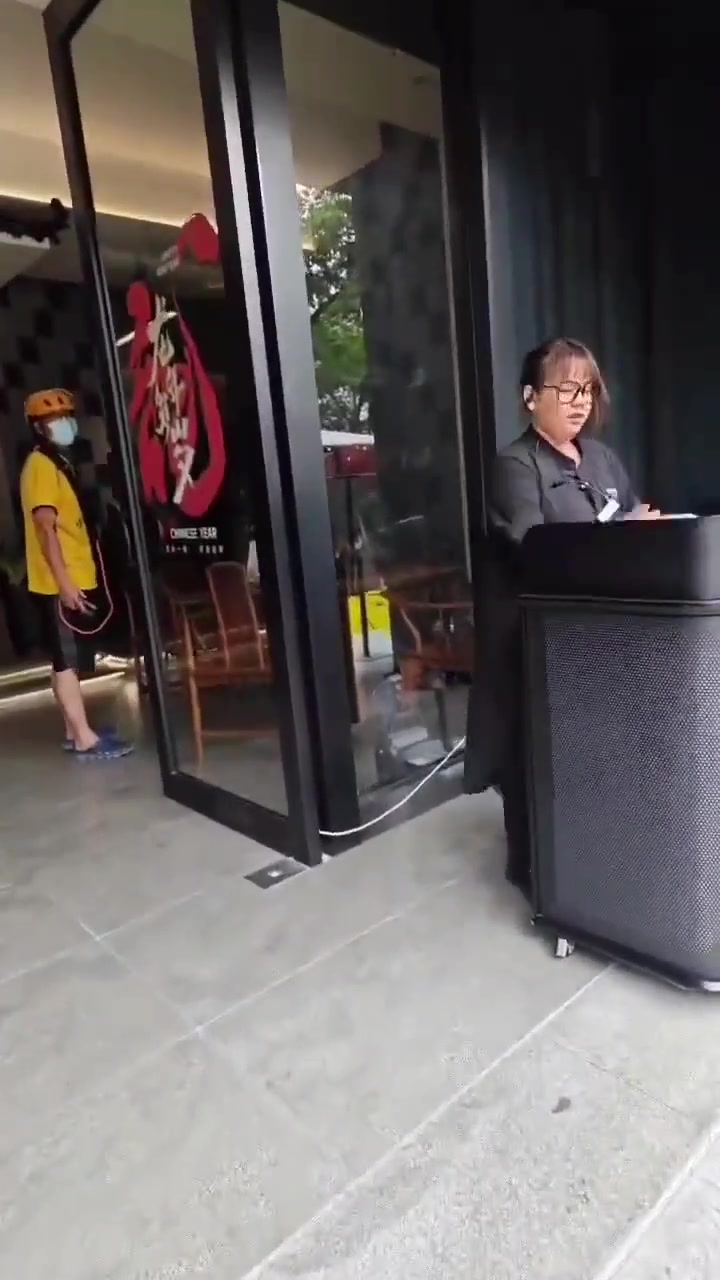 外卖小哥和服务员起争执，一句话给妹子整破防了