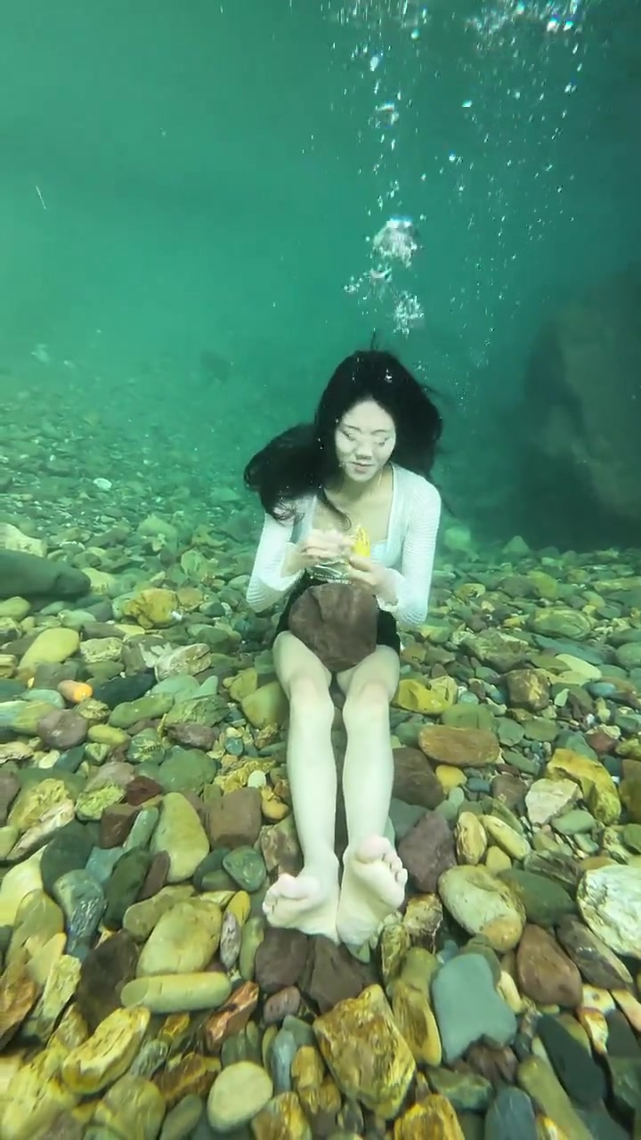 小姐姐水性真好啊，竟然在水里吃东西