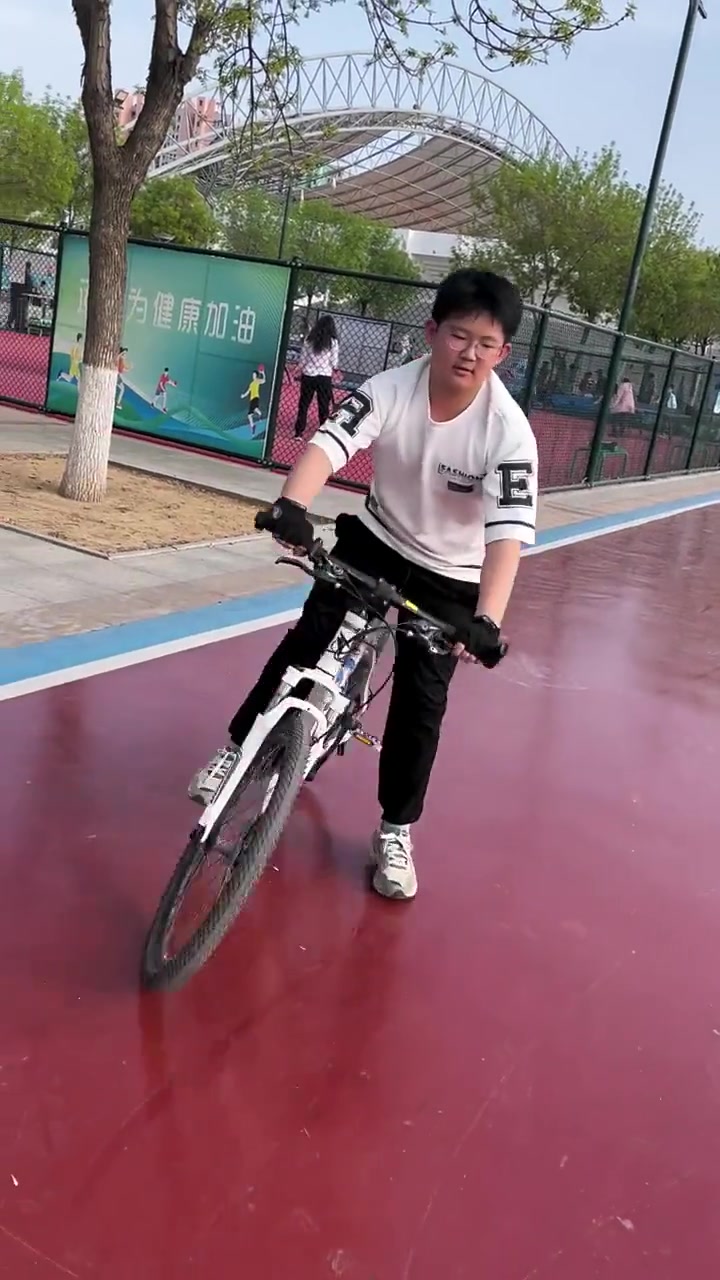 小孩哥自行车展示漂移掉头，把后面的电动车吓摔了