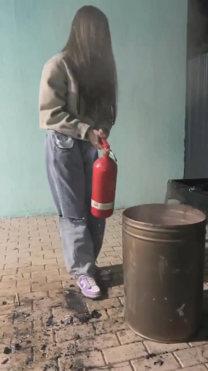 灭火器是这么用的吗？不知道的还以为是“放火器”