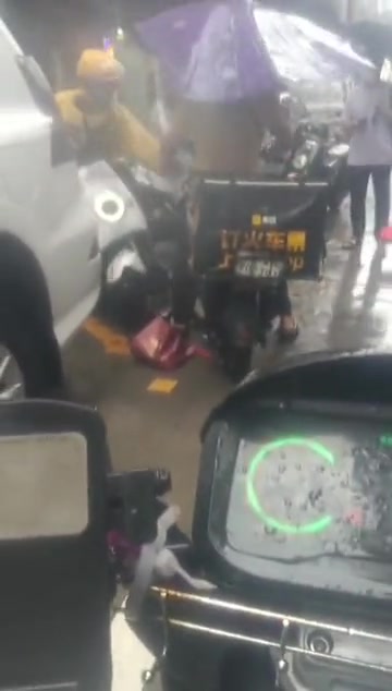 俩骑手发生争执，竟对彼此的外卖下手