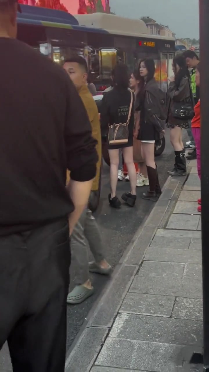 他是看热闹还是看腿呀