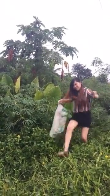 小姐姐这么不小心，这样摔了个跟头