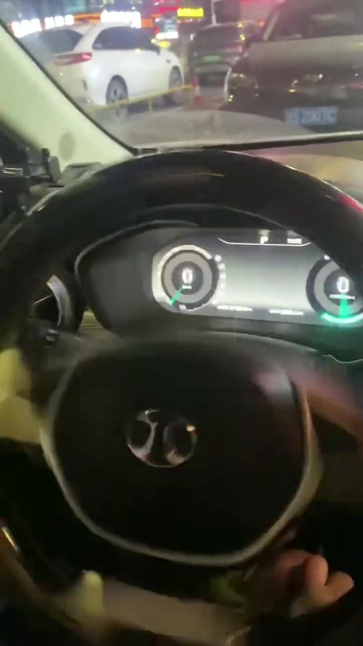 这车的方向盘是风扇做的吧？