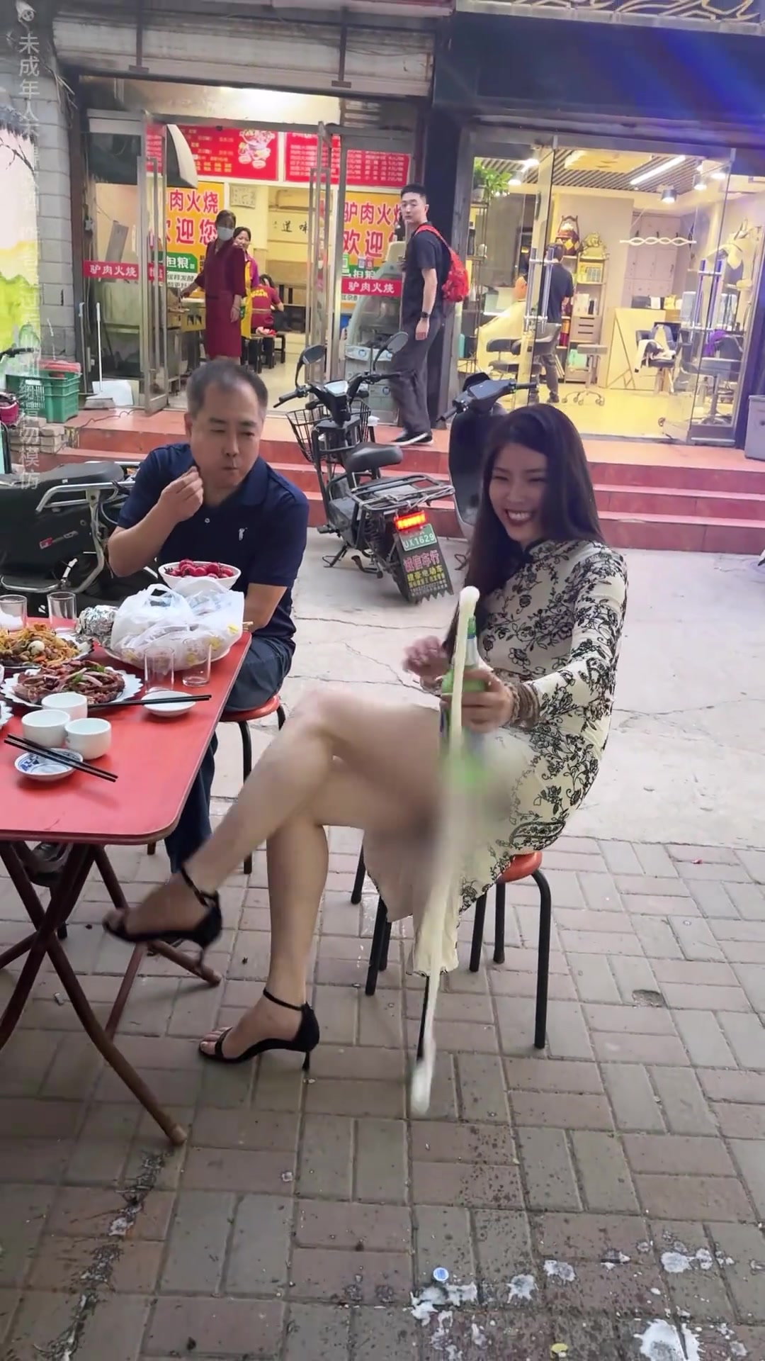 为了帮老婆拍个高跟鞋开酒，喷我一身！