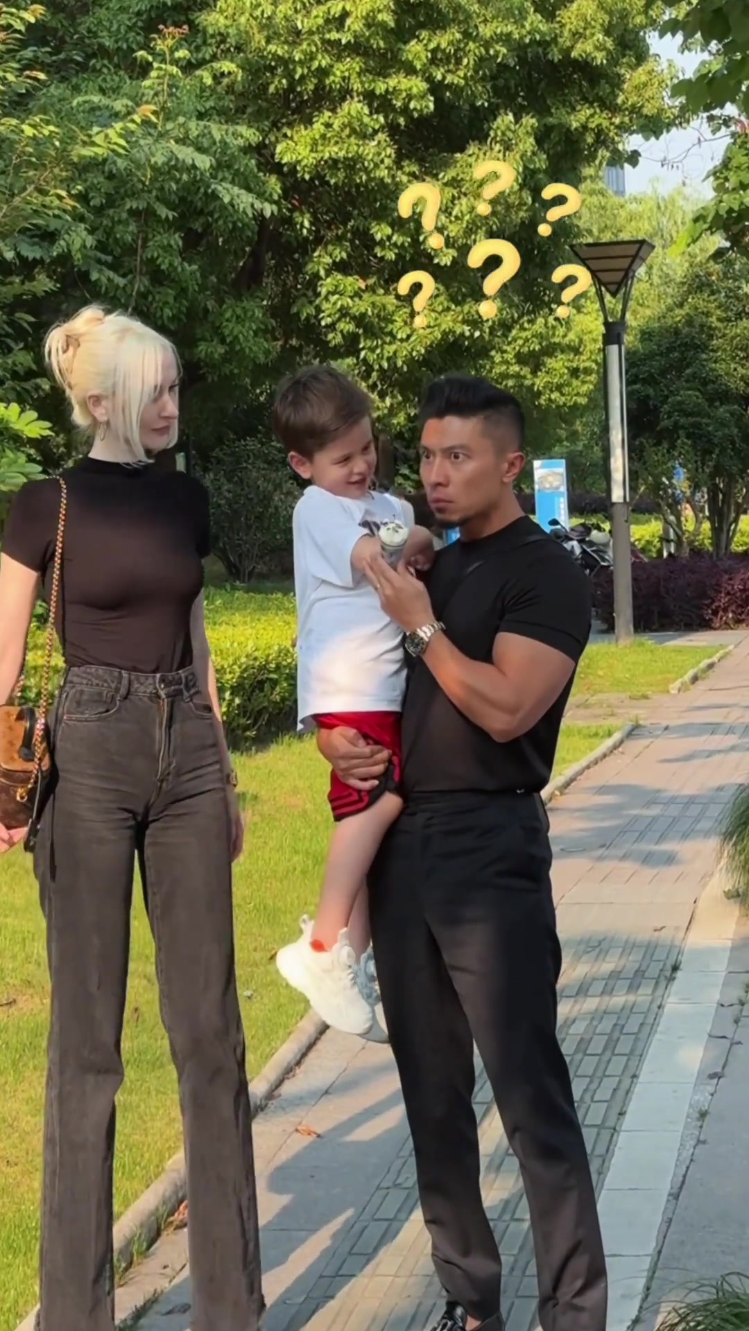 这对夫妻的孩子，以后肯定能长很高吧！