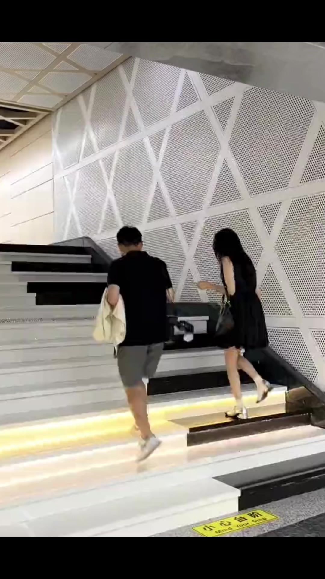 第一次听楼梯唱歌！还是《成都》！