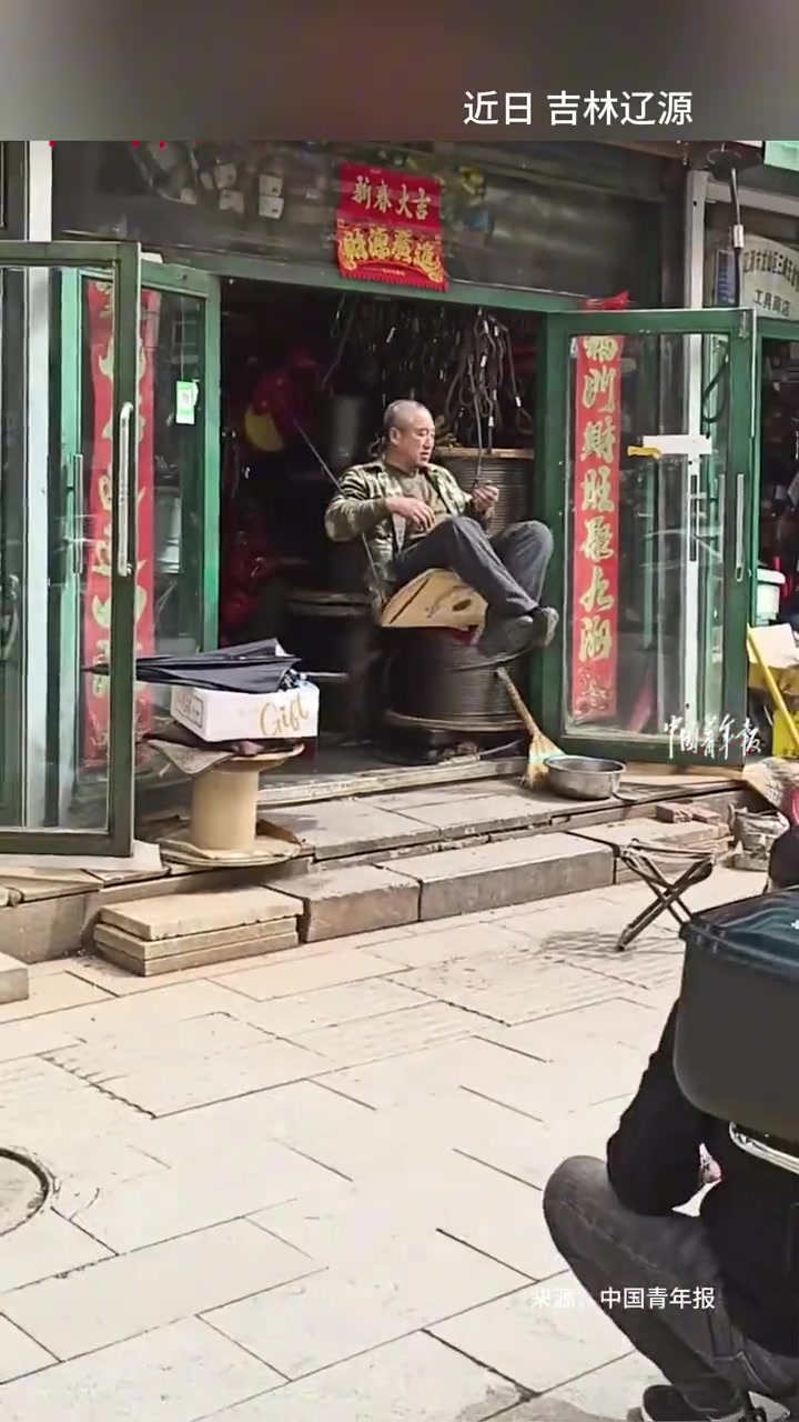 随机踹飞一位顾客