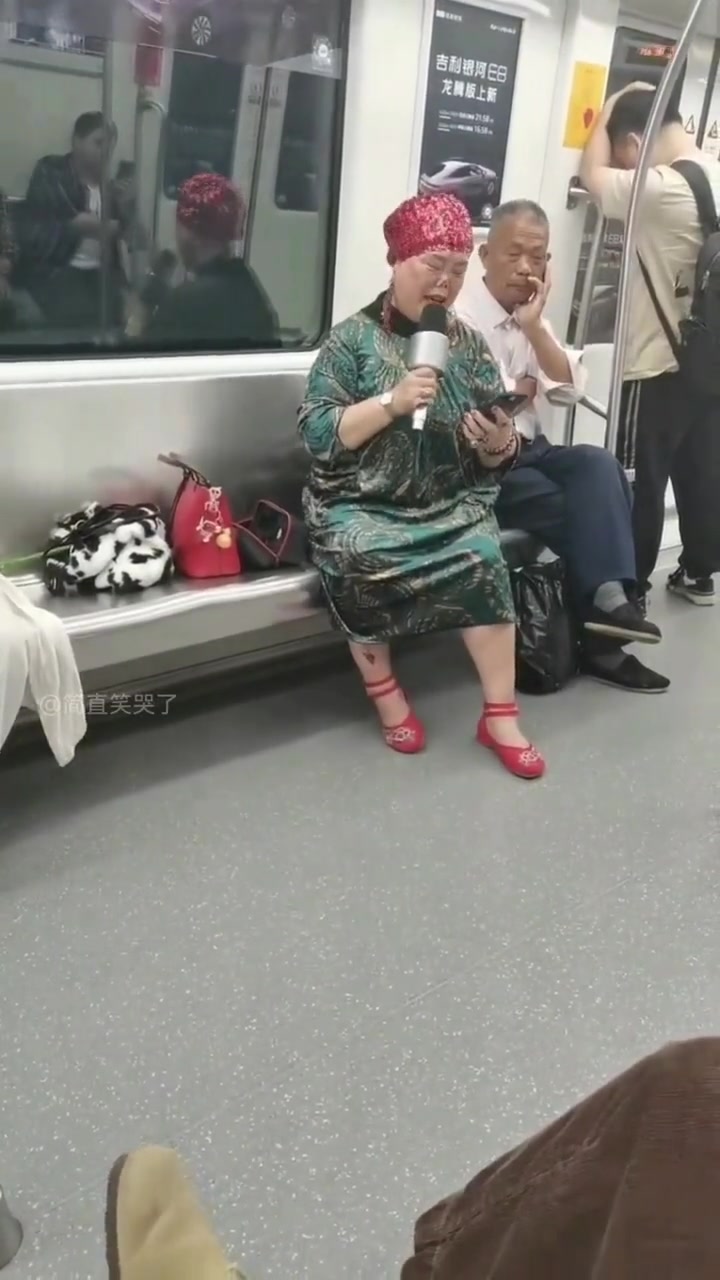 地铁上遇到这种也是无奈