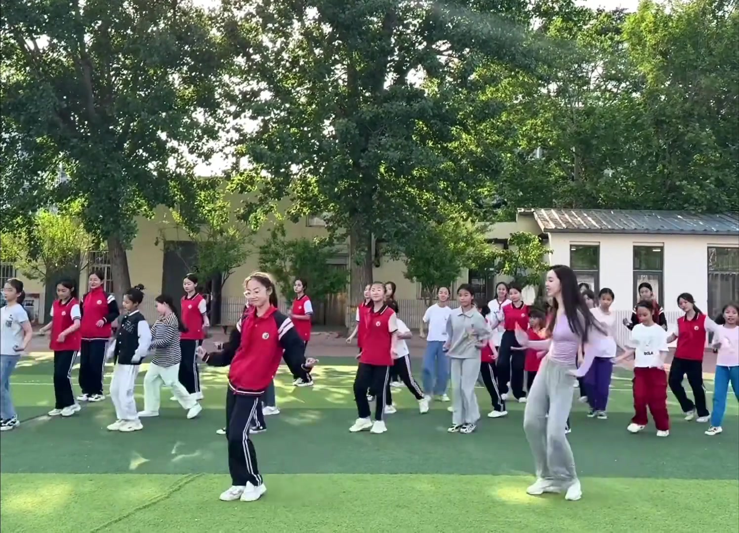 女老师这舞领得不错呀