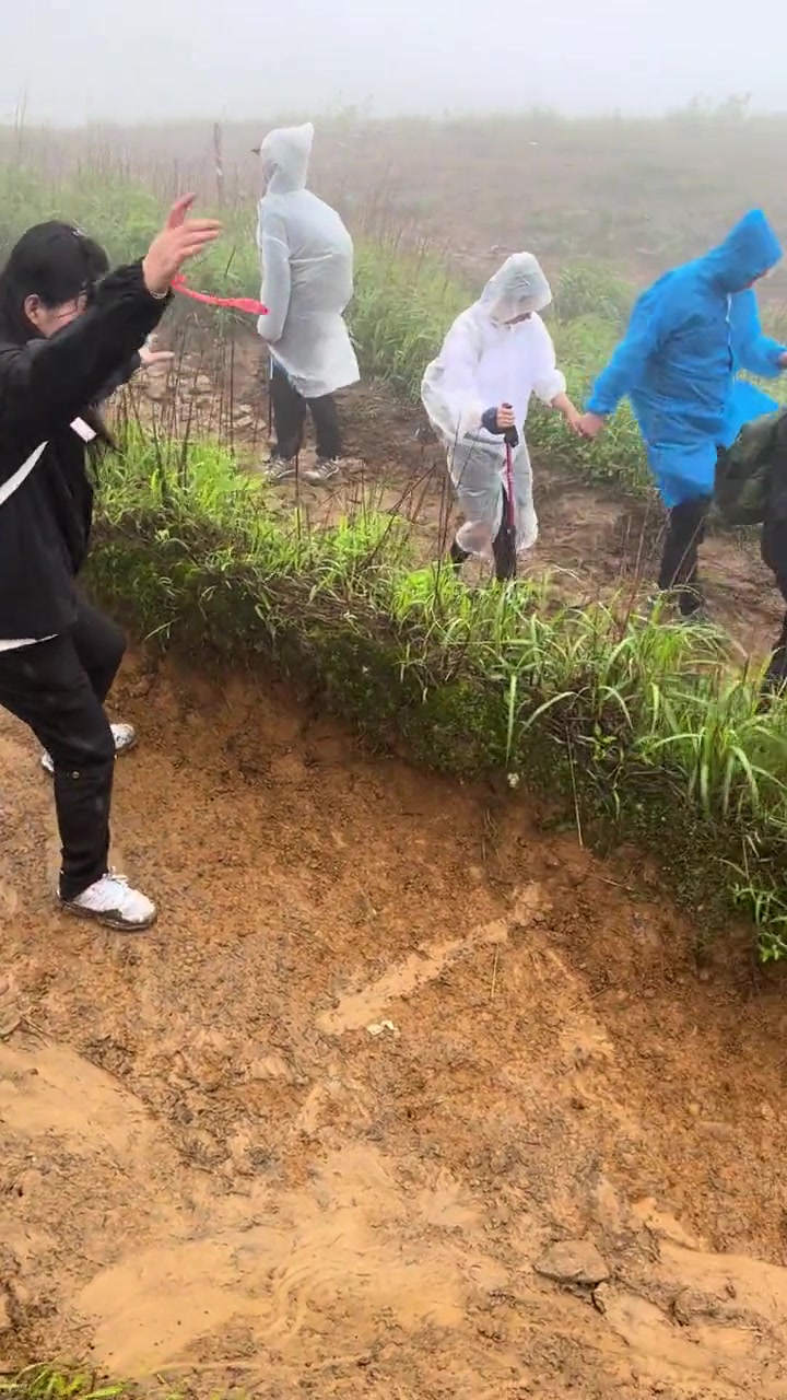 帽子被吹走，她的节奏一下全被打乱了