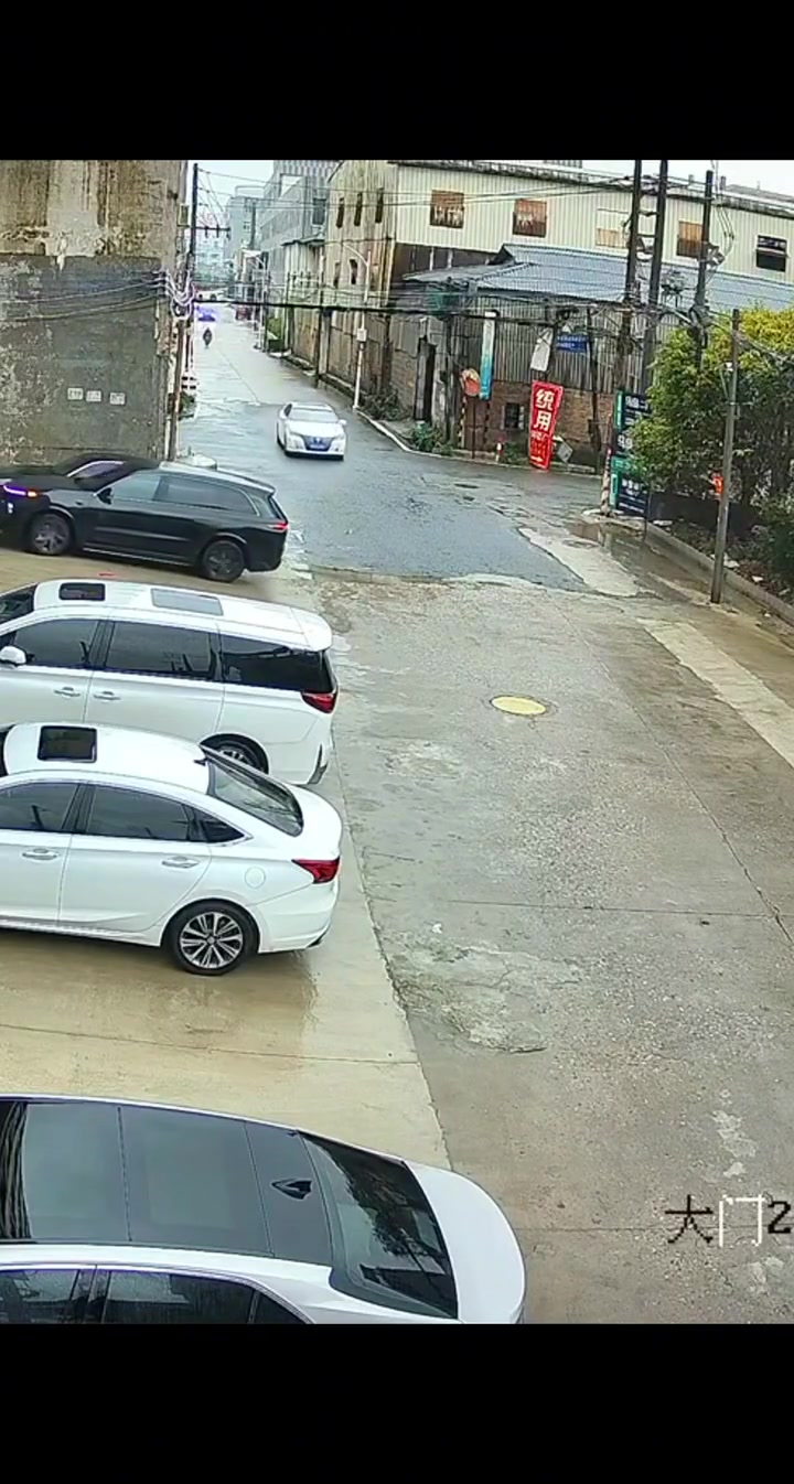 一个倒车一个直行，这都能撞上啊